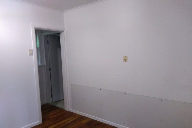 Photo of property in 15 Spenmoor Street, Newlands, Wellington, 6037