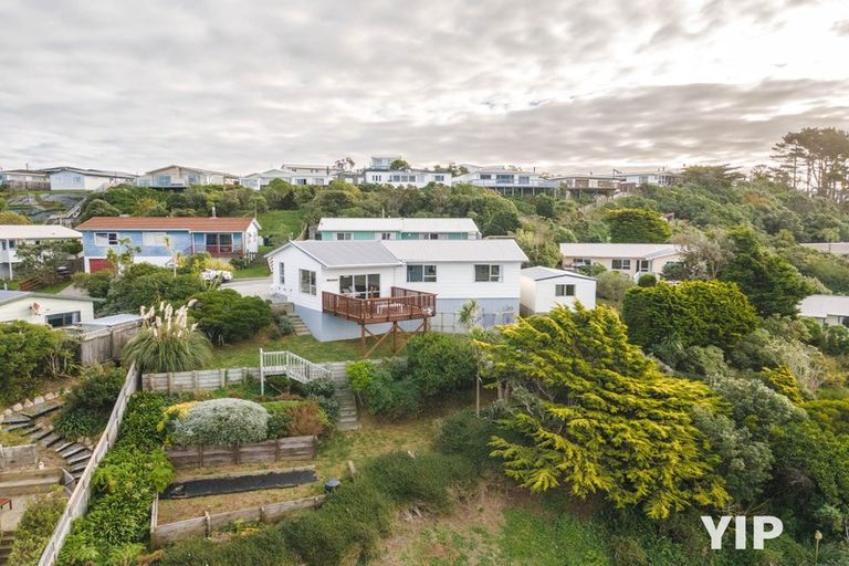 Photo of property in 21 Sunhaven Drive, Newlands, Wellington, 6037