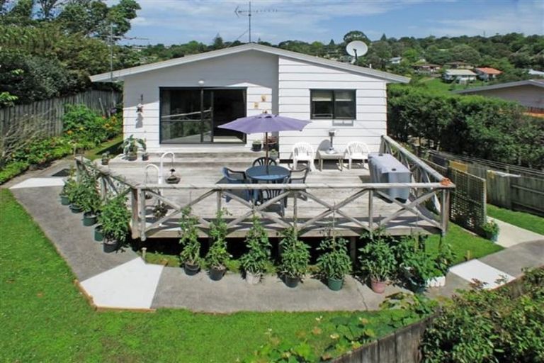 Photo of property in 2/19 Greenvalley Rise, Glenfield, Auckland, 0629