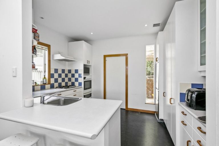 Photo of property in 103 Breaker Bay Road, Breaker Bay, Wellington, 6022