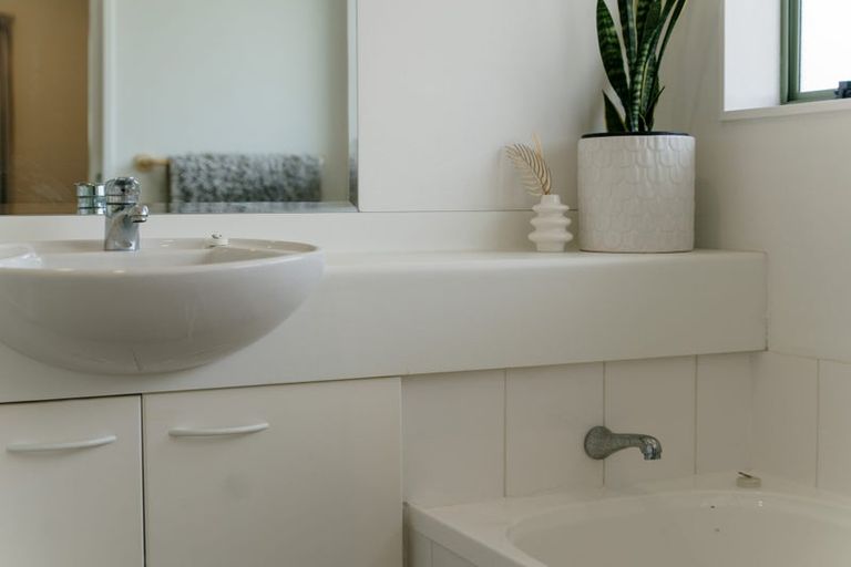 Photo of property in 2/12 Alexander Street, Cockle Bay, Auckland, 2014