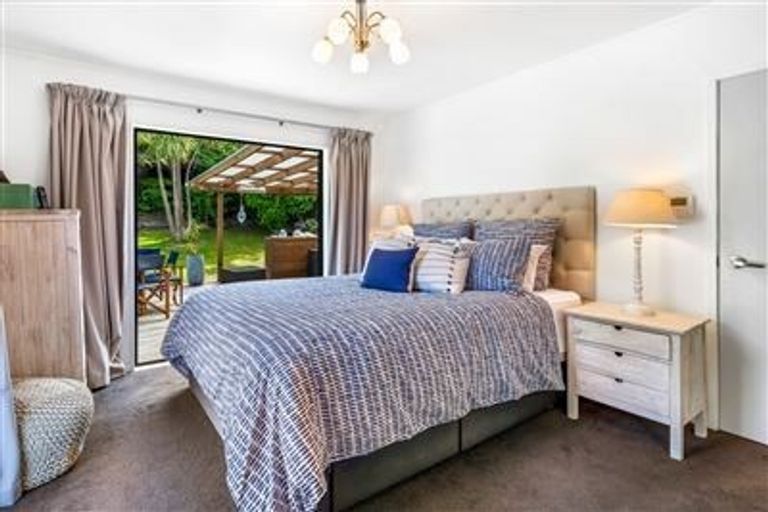 Photo of property in 11 Cottam Grove, Northcross, Auckland, 0632