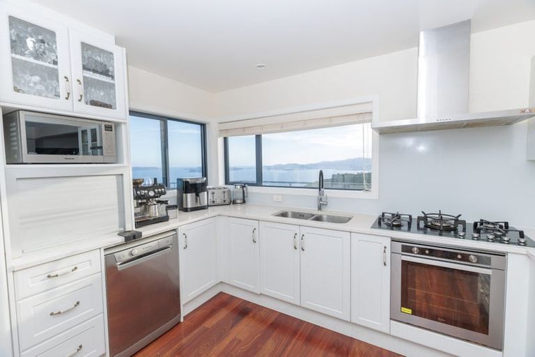 Photo of property in 18 Bennett Grove, Newlands, Wellington, 6037