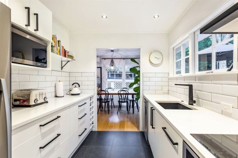 Photo of property in 11 West Glade Crescent, Birkenhead, Auckland, 0626