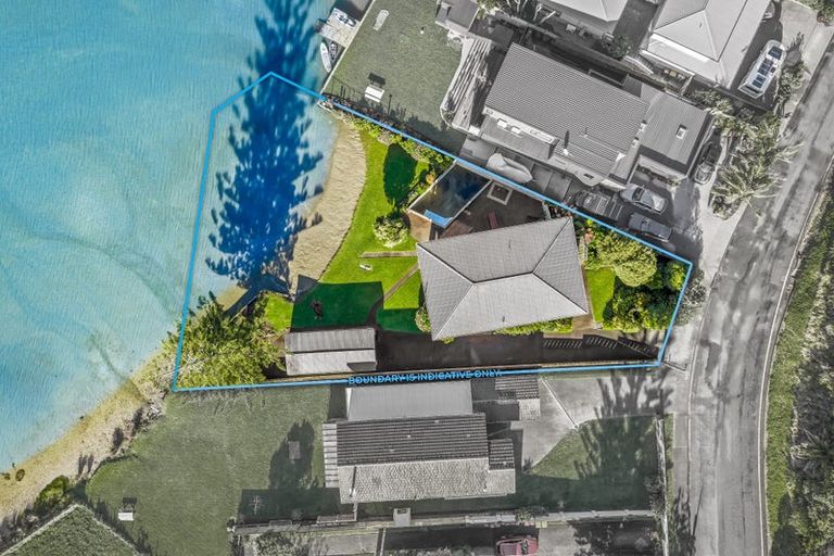 Photo of property in 17 Weranui Road, Waiwera, 0994