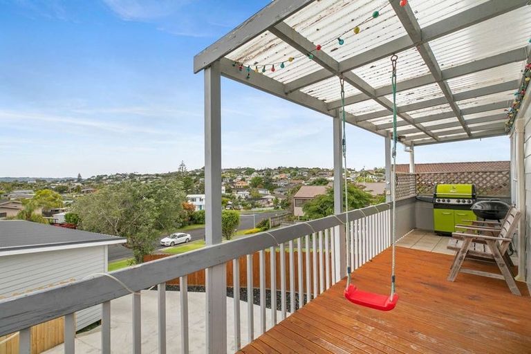 Photo of property in 15 Rosario Crescent, Red Beach, 0932