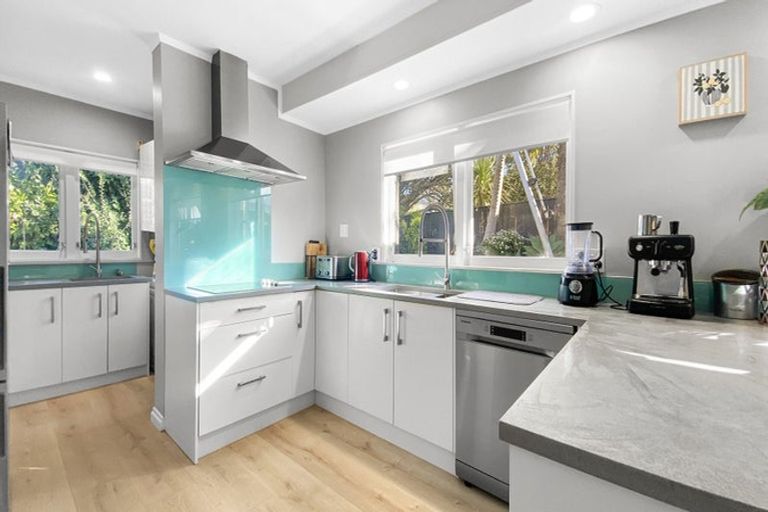 Photo of property in 28 Merriefield Avenue, Forrest Hill, Auckland, 0620