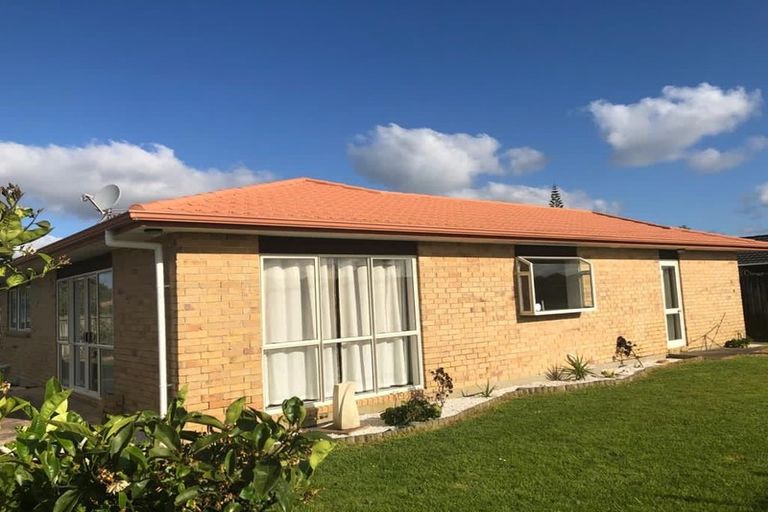 Photo of property in 15 Matilda Place, Weymouth, Auckland, 2103