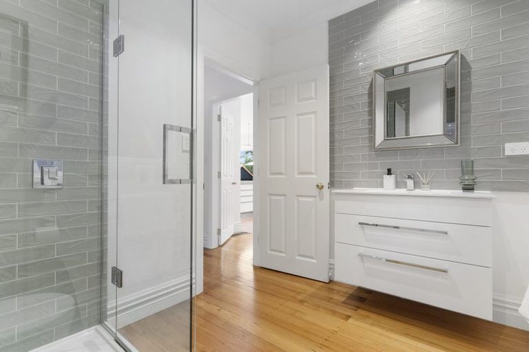 Photo of property in 16 Fenton Terrace, Cockle Bay, Auckland, 2014