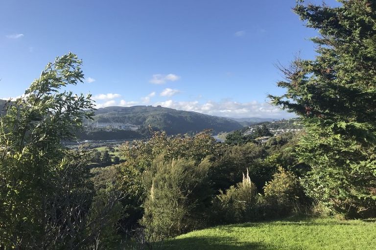 Photo of property in 32 Whitechapel Grove, Stokes Valley, Lower Hutt, 5019