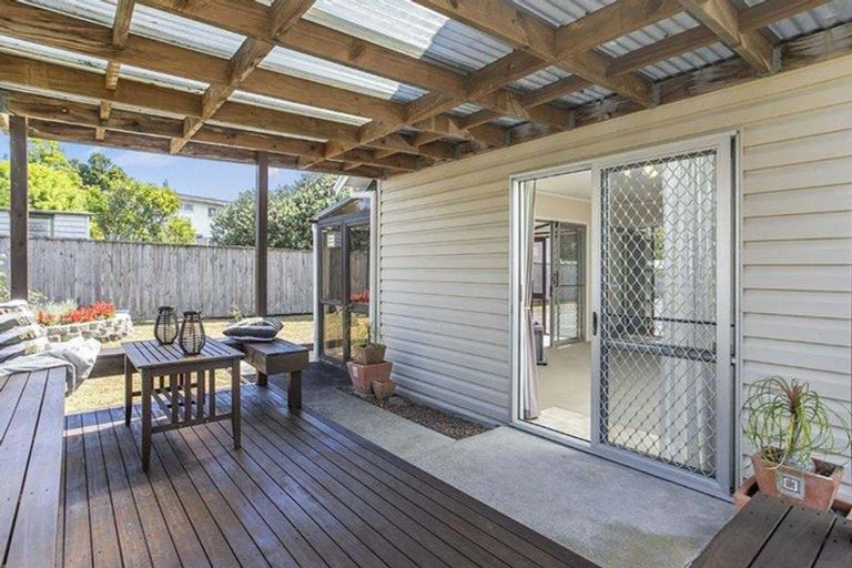 Photo of property in 2/5 Wanaka Place, Pakuranga Heights, Auckland, 2010