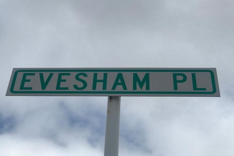 Photo of property in 22 Evesham Place, Newlands, Wellington, 6037