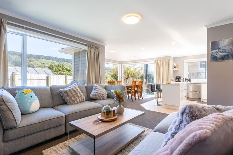 Photo of property in 10 Larsen Crescent, Tawa, Wellington, 5028