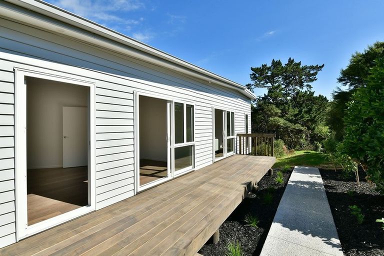 Photo of property in 299 Whangaparaoa Road, Red Beach, 0932