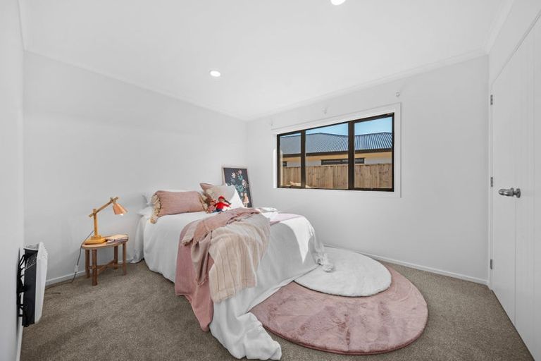 Photo of property in 1 Molesworth Street, Carterton, 5713