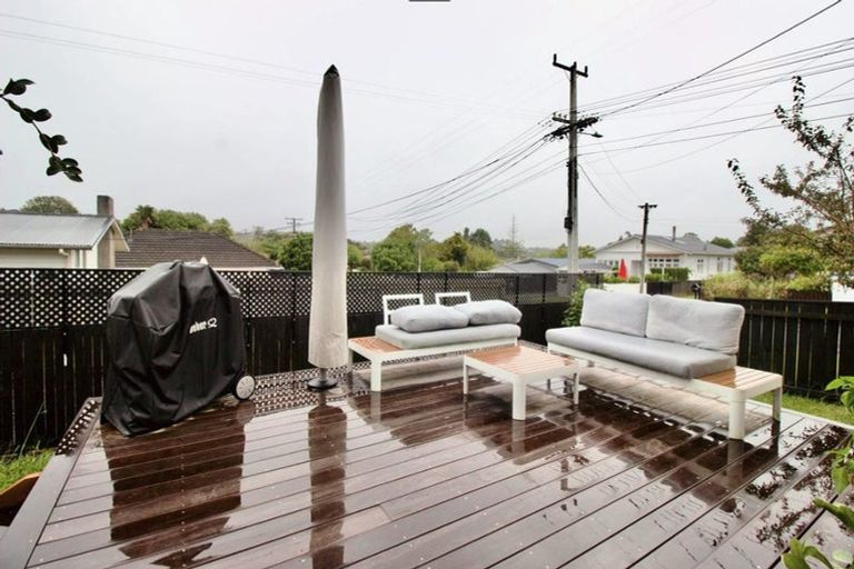 Photo of property in 2a Taipari Road, Te Atatu Peninsula, Auckland, 0610