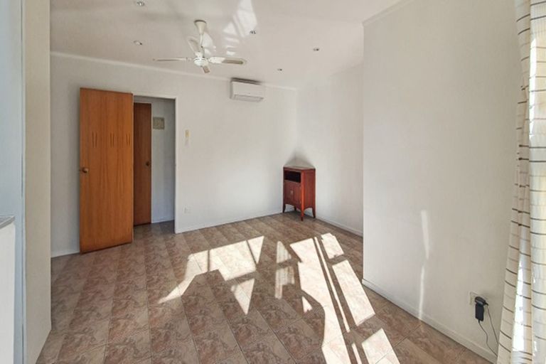 Photo of property in 7b Harrybrook Road, Green Bay, Auckland, 0604