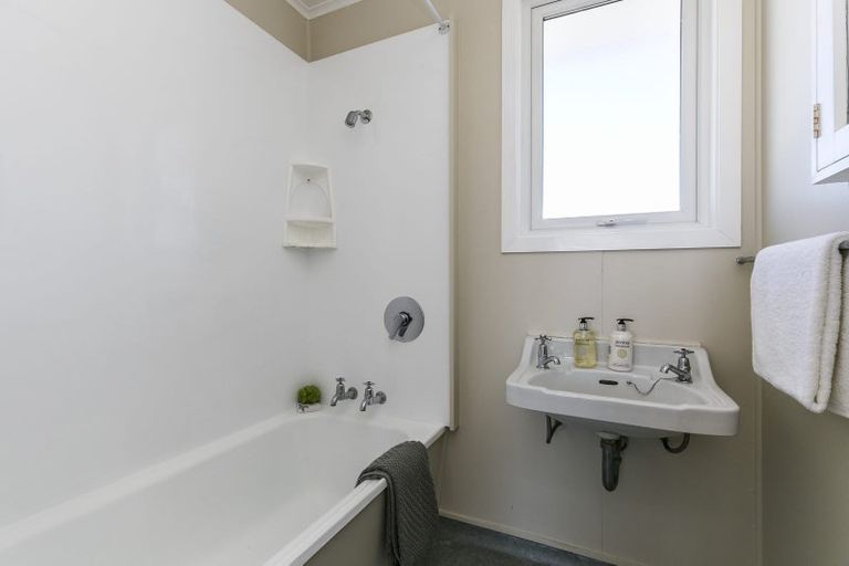 Photo of property in 2/55 Apu Crescent, Lyall Bay, Wellington, 6022