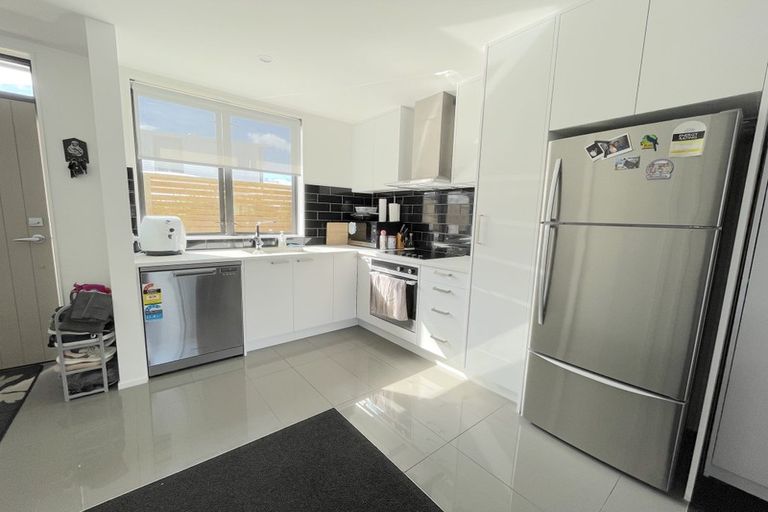 Photo of property in 10/15 Chivalry Road, Glenfield, Auckland, 0629