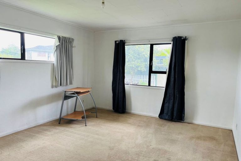 Photo of property in 5 Penruddocke Road, Half Moon Bay, Auckland, 2012