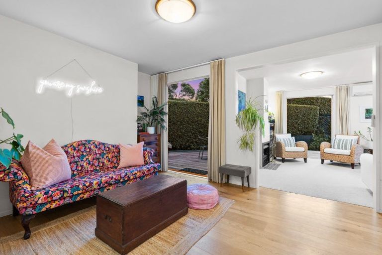 Photo of property in 2/7 Morton Avenue, Forrest Hill, Auckland, 0620