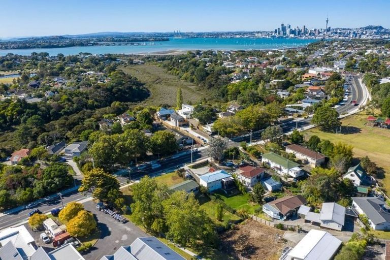 Photo of property in 20 Lake Road, Northcote, Auckland, 0627