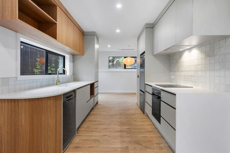 Photo of property in 28 Dawnhaven Drive, Te Atatu Peninsula, Auckland, 0610