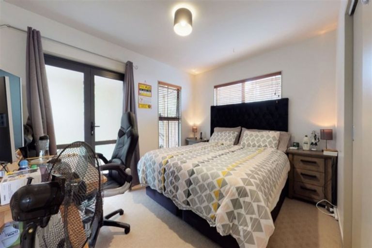 Photo of property in 898a East Coast Road, Northcross, Auckland, 0630