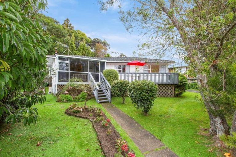 Photo of property in 8 Staincross Street, Green Bay, Auckland, 0604