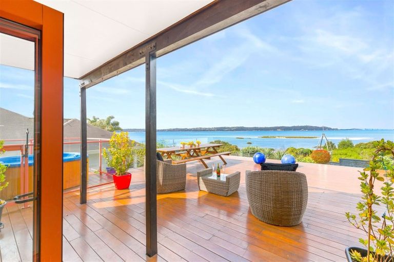 Photo of property in 124 Beach Road, Te Atatu Peninsula, Auckland, 0610