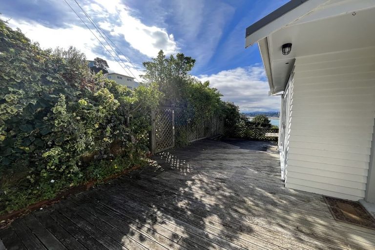 Photo of property in 24 Hungerford Road, Lyall Bay, Wellington, 6022