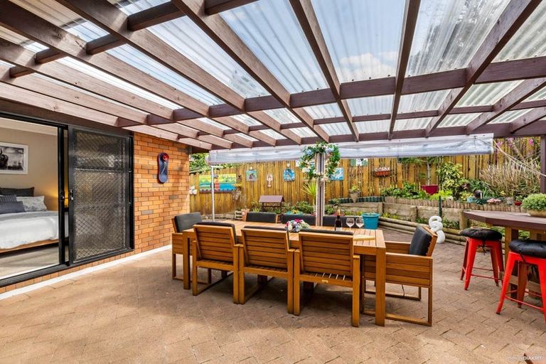 Photo of property in 1 Spears Place, Botany Downs, Auckland, 2010