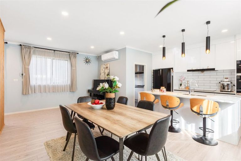 Photo of property in 33d Wairau Road, Forrest Hill, Auckland, 0627