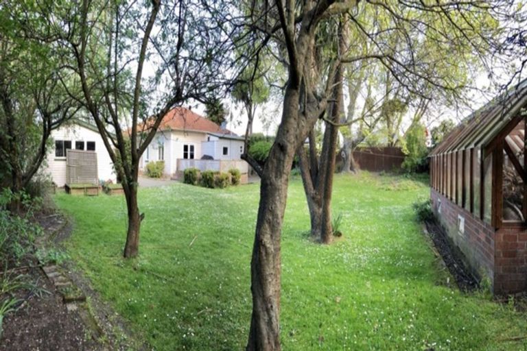 Photo of property in 11 Woodville Street, Edgeware, Christchurch, 8013