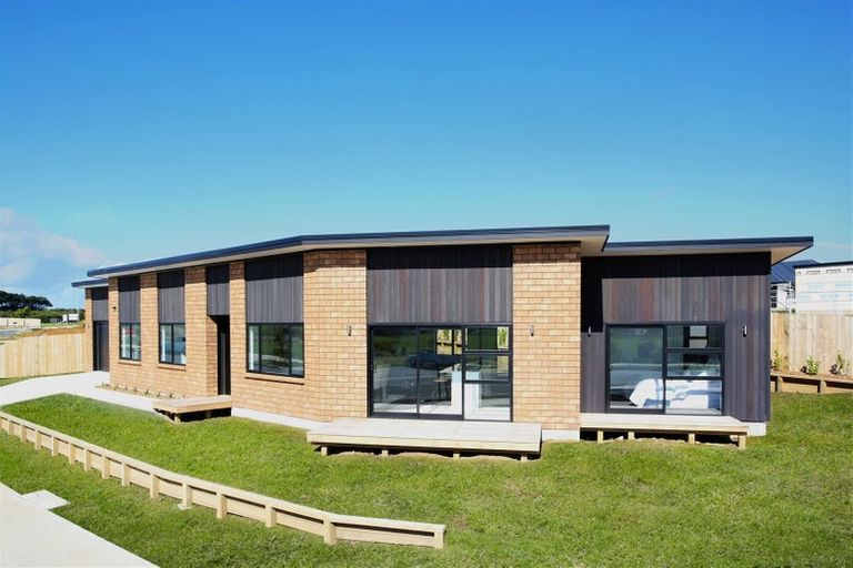 Photo of property in 2 Okoreka Road, Glenbrook, 2681