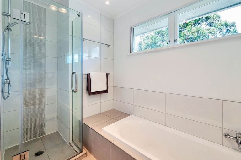 Photo of property in 2/6 Ngatoa Place, Glenfield, Auckland, 0629