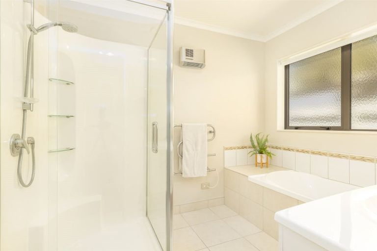 Photo of property in 22 Bluewater Place, Paraparaumu, 5032