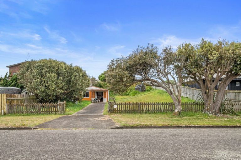 Photo of property in 11 James Street, Waikawa Beach, Manakau, 5573