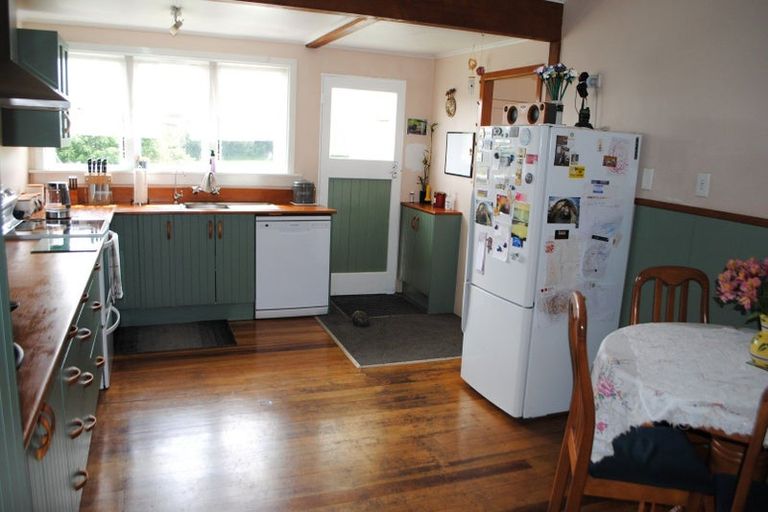 Photo of property in 24 Endeavour Street, Marfell, New Plymouth, 4310