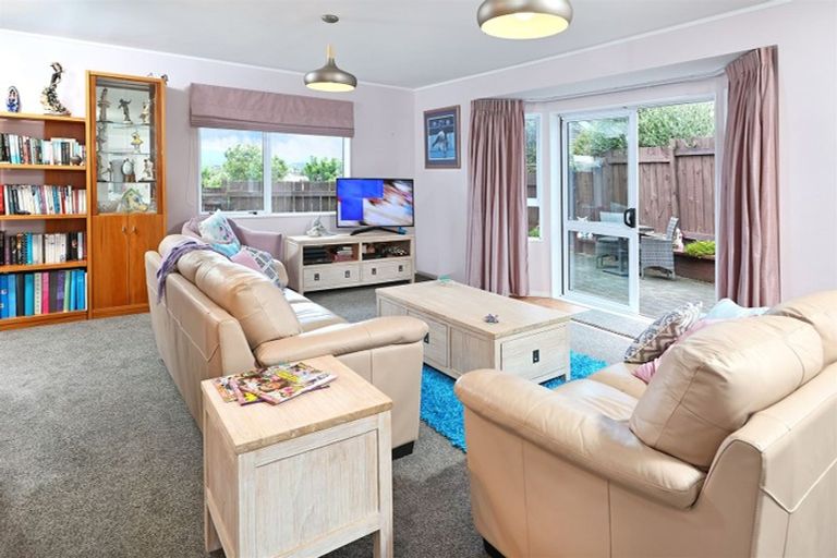 Photo of property in 2/100 Rhinevale Close, Henderson, Auckland, 0612