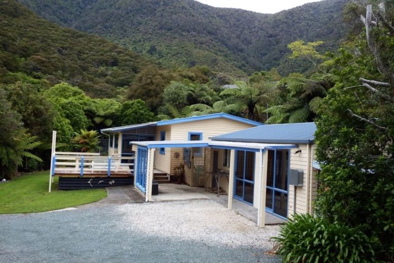 Photo of property in 16 Field Terrace, Okiwi Bay, 7193
