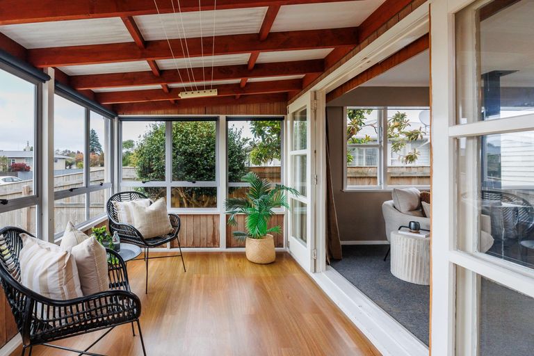 Photo of property in 4 Ellesmere Crescent, Highbury, Palmerston North, 4412