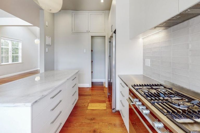 Photo of property in 19 Scarborough Terrace, Mount Victoria, Wellington, 6011