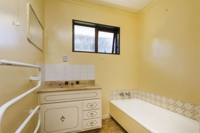 Photo of property in 2 Caroline Crescent, Highbury, Palmerston North, 4412