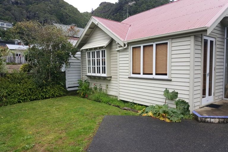 Photo of property in 2 Matipo Street, Eastbourne, Lower Hutt, 5013