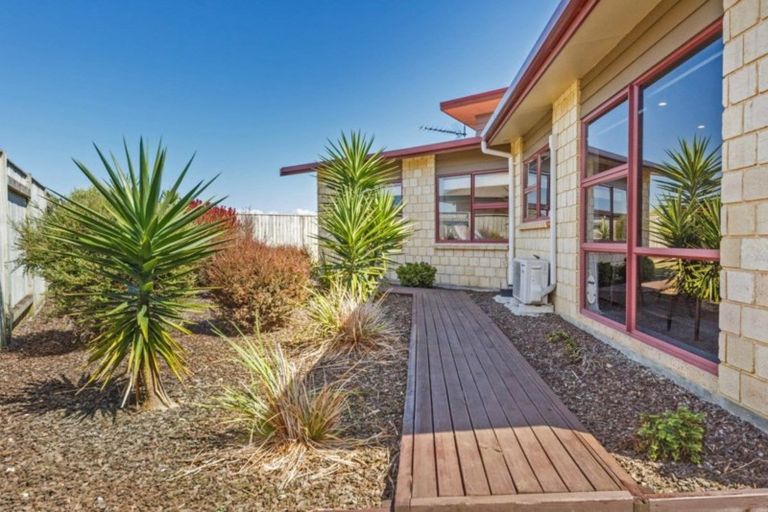 Photo of property in 40 Geneva Terrace, Kelvin Grove, Palmerston North, 4414