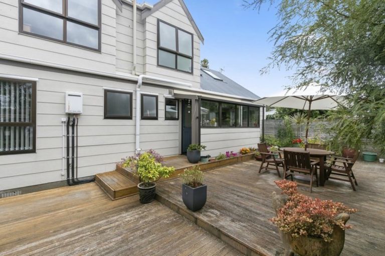 Photo of property in 211 Miromiro Road, Normandale, Lower Hutt, 5010