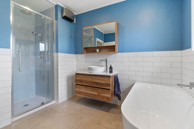 Photo of property in 4239a Great North Road, Glendene, Auckland, 0602