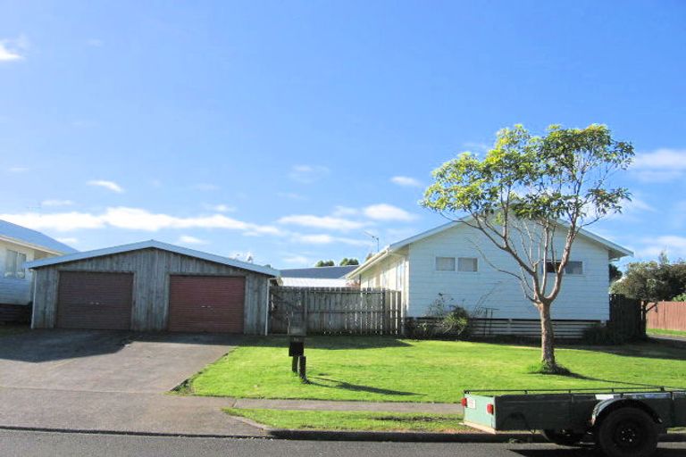 Photo of property in 15 Keri Anne Place, Goodwood Heights, Auckland, 2105