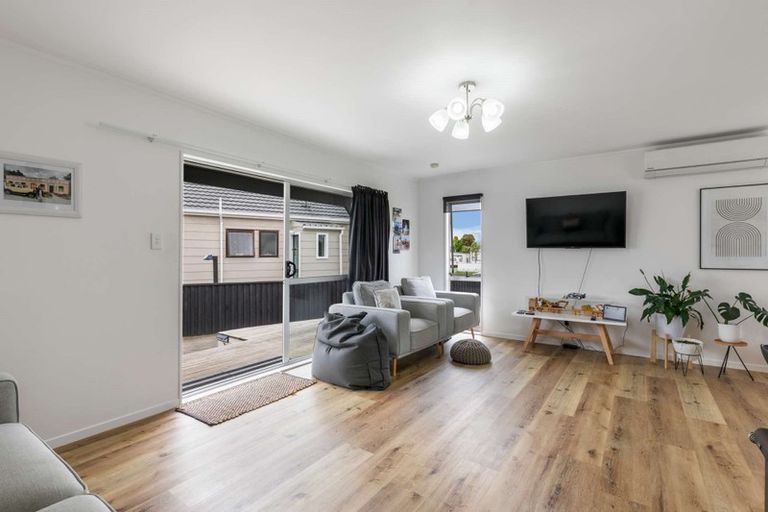 Photo of property in 22 Edgewater Parade, Waiuku, 2123